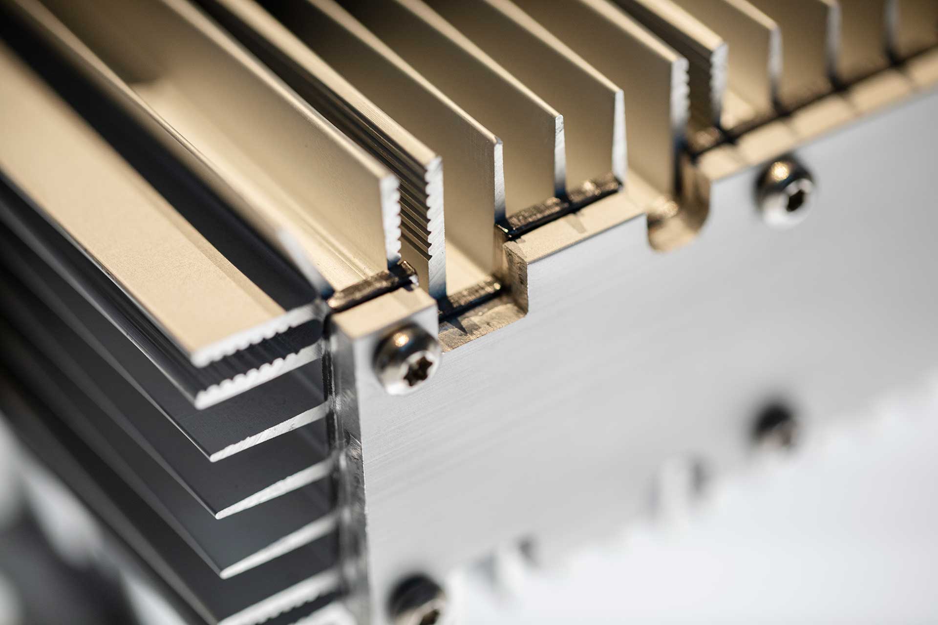 A close up picture of an aluminum housed resistor